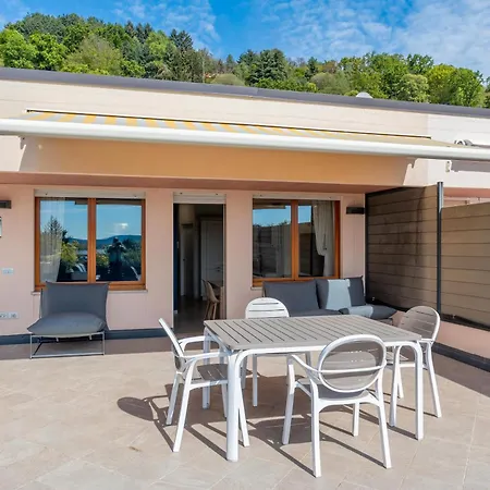 - Jacuzzi E Vistalago Διαμέρισμα Lesa