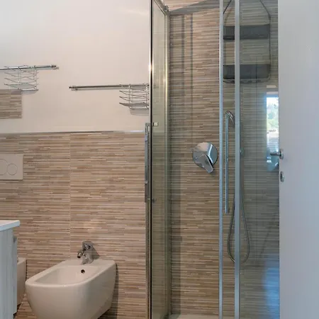 - Jacuzzi E Vistalago Διαμέρισμα Lesa